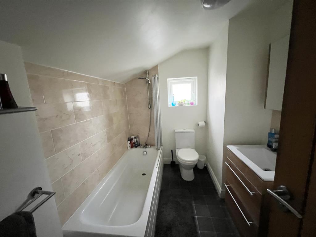 Lot: 89 - FREEHOLD INVESTMENT OF SEVEN APARTMENTS - General view on Flat 4 bathroom